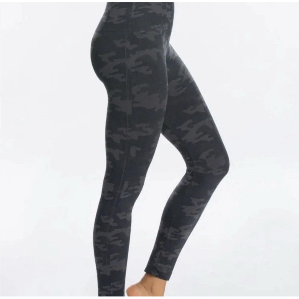 Spanx Camo Printed Activewear Leggings size Medium